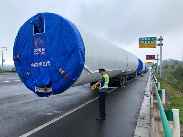 大件运输企业冒雨向路政执法人员送上锦旗